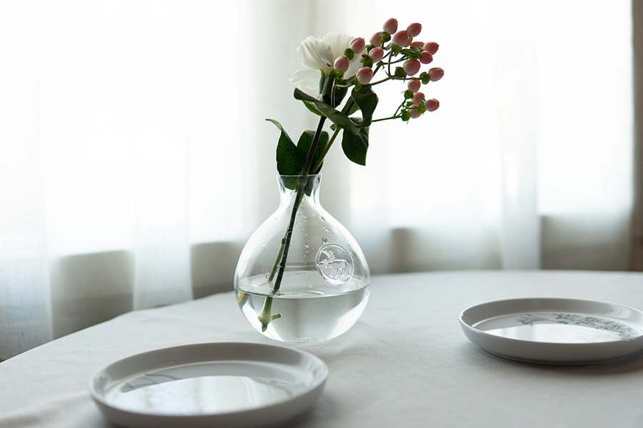 【アンナビクトリア】ラウンド型の美しいガラス花器／カラフ。スウェーデン発大人なエレガントさが魅力のブランドから